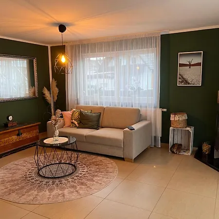 Schoene Ferienwohnung Mit Garten Апартаменты