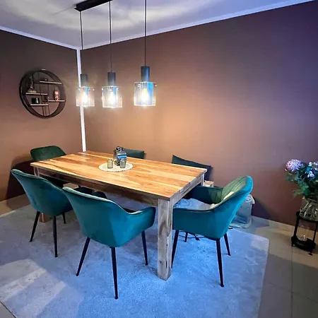 Schoene Ferienwohnung Mit Garten Апартаменты *